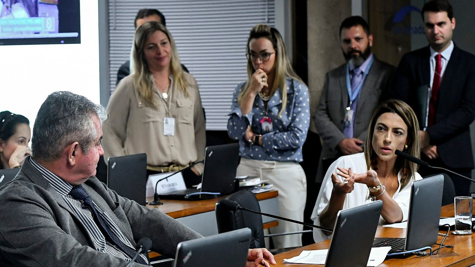 Bandeiras do Brasil e dos Estados Unidos lado a lado, representando as relações diplomáticas entre os dois países