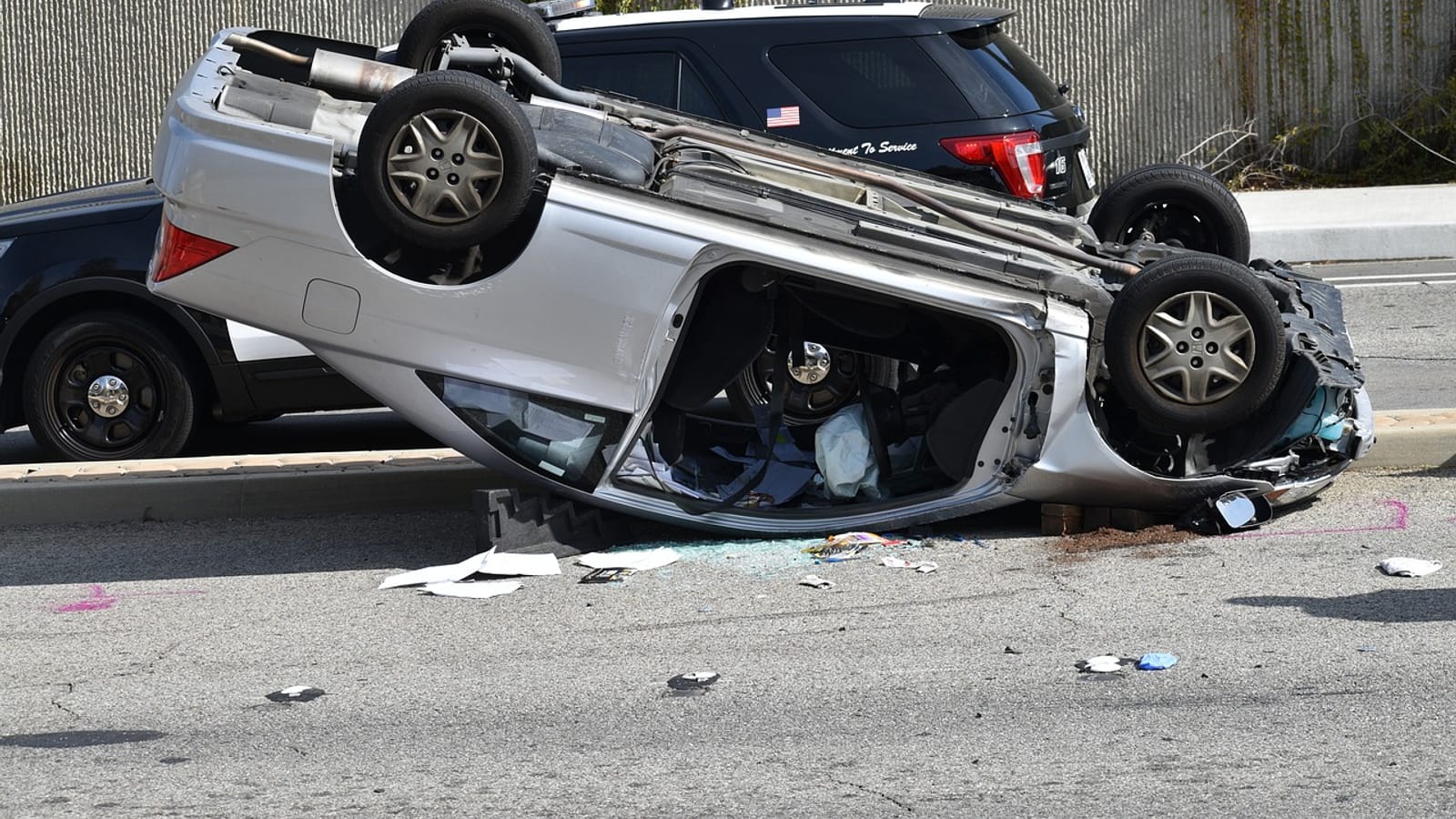 Carros parados em fila em uma avenida com o trânsito lento depois de um acidente