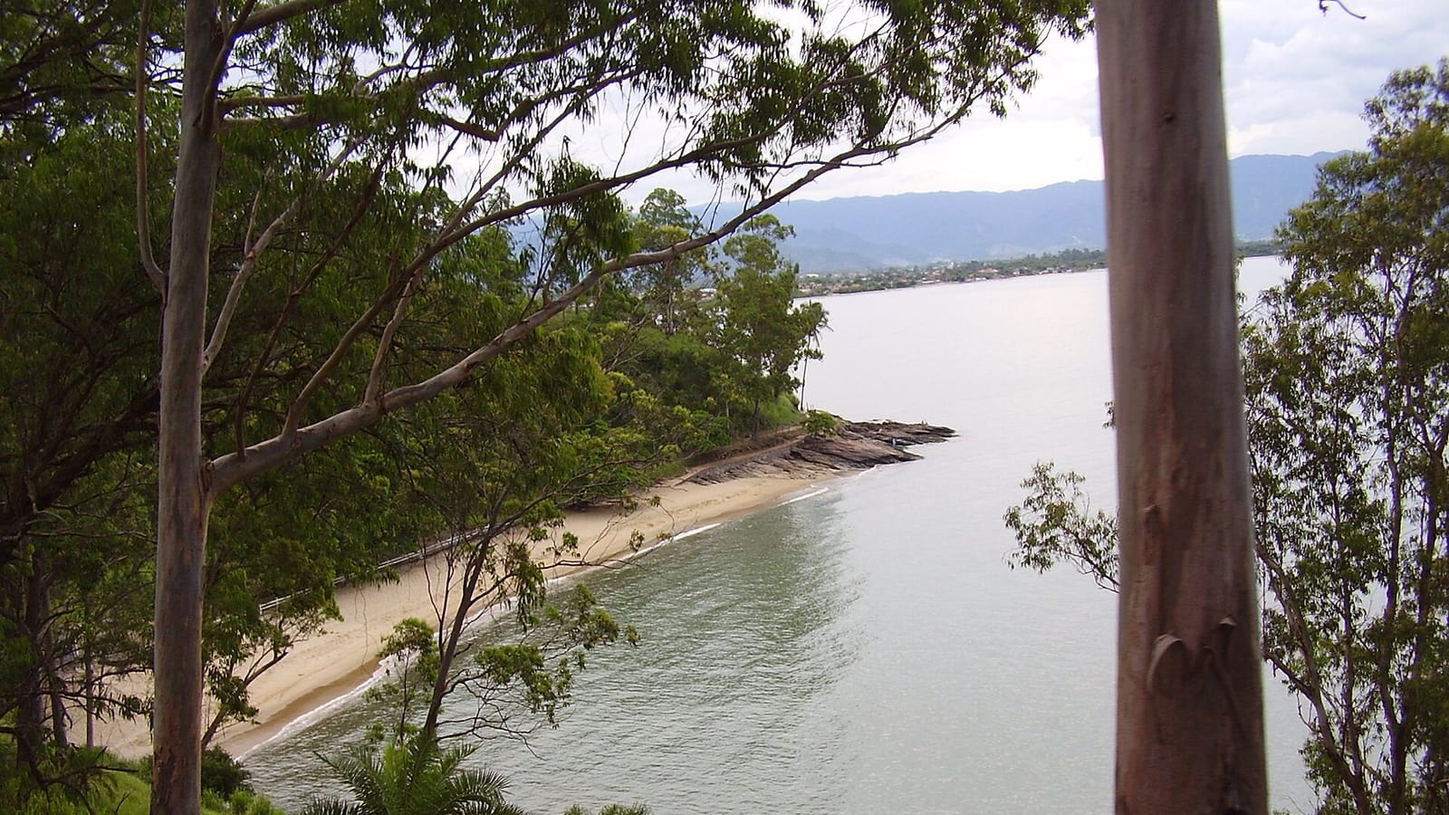 Documentos judiciais e contratos sobre uma mesa, em referência à disputa por direitos de ocupação de imóvel em uma ilha de Angra dos Reis