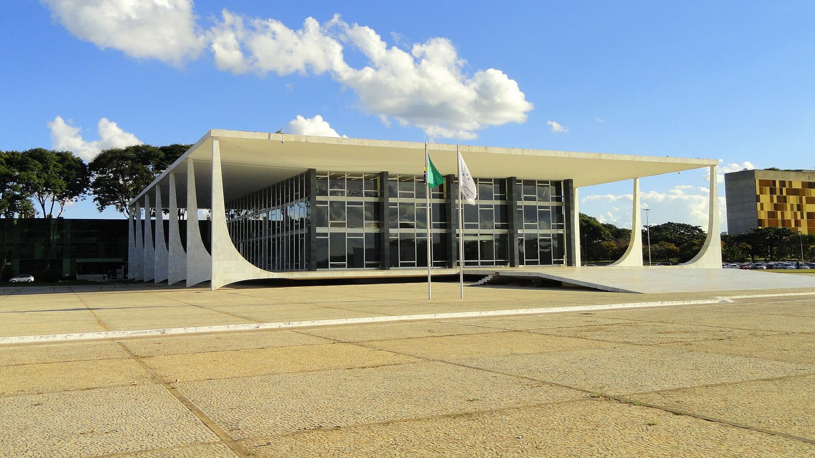 Fachada do Supremo Tribunal Federal, em Brasília, relacionada ao pedido de prisão preventiva e às medidas de controle migratório citadas na reportagem