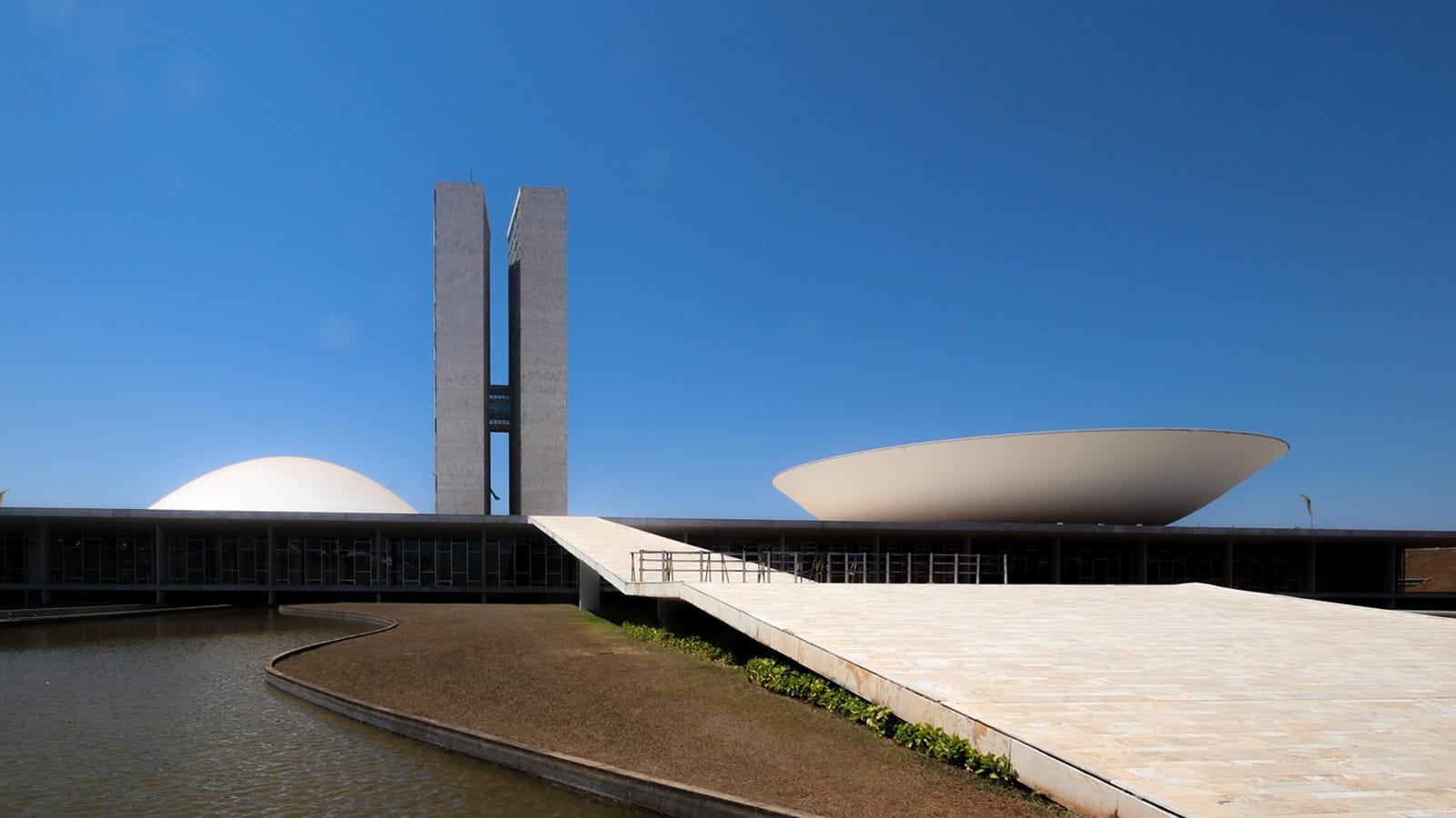 Documentos financeiros e gráfico representando a evolução da dívida pública e das taxas de juros no Brasil