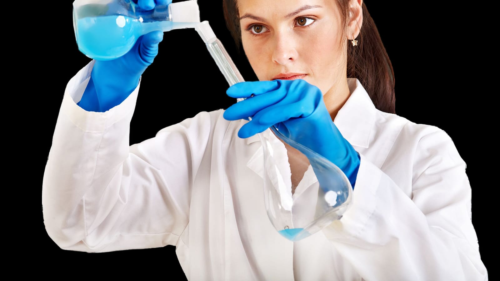 Profissional de jaleco manuseia vidraria e equipamentos em um laboratório de química