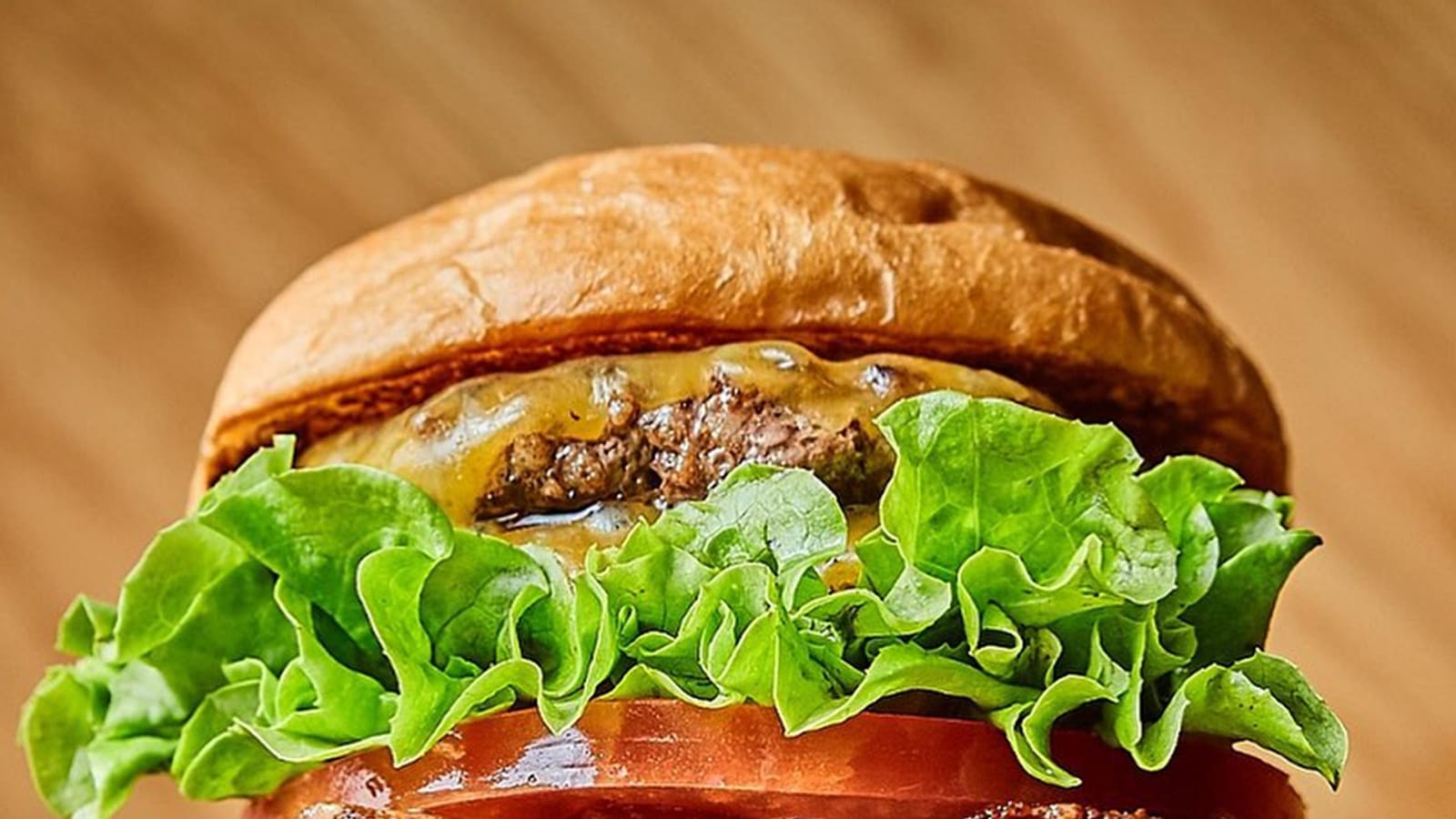 Food trucks enfileirados em um festival gastronômico ao ar livre, com público fazendo pedidos no balcão