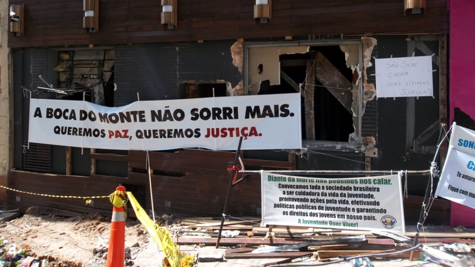 Imagem ilustrativa de uma pessoa usando o celular durante uma abordagem suspeita relacionada a golpe digital