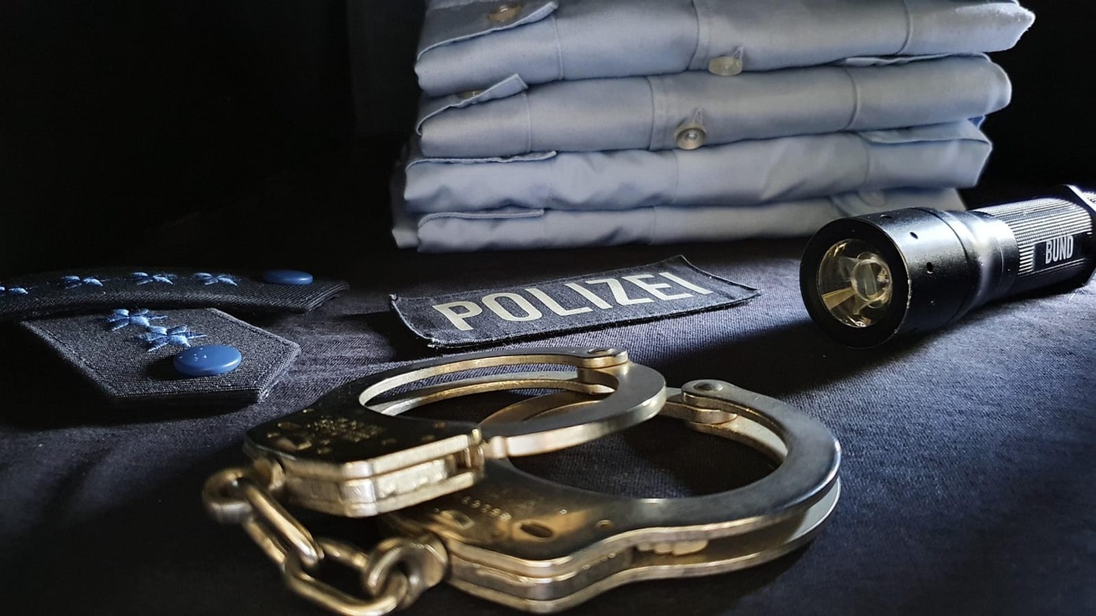 Viatura policial com giroflex ligado em uma rua à noite