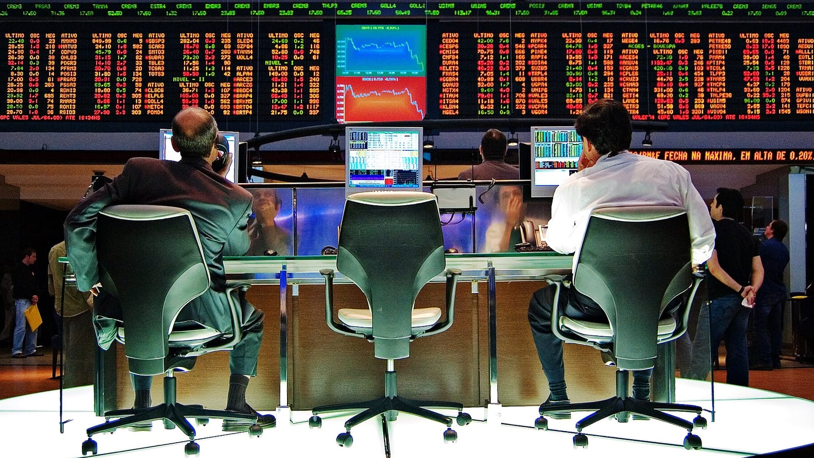 Tela de mercado financeiro com cotações e gráfico indicando forte queda no índice da Bolsa brasileira