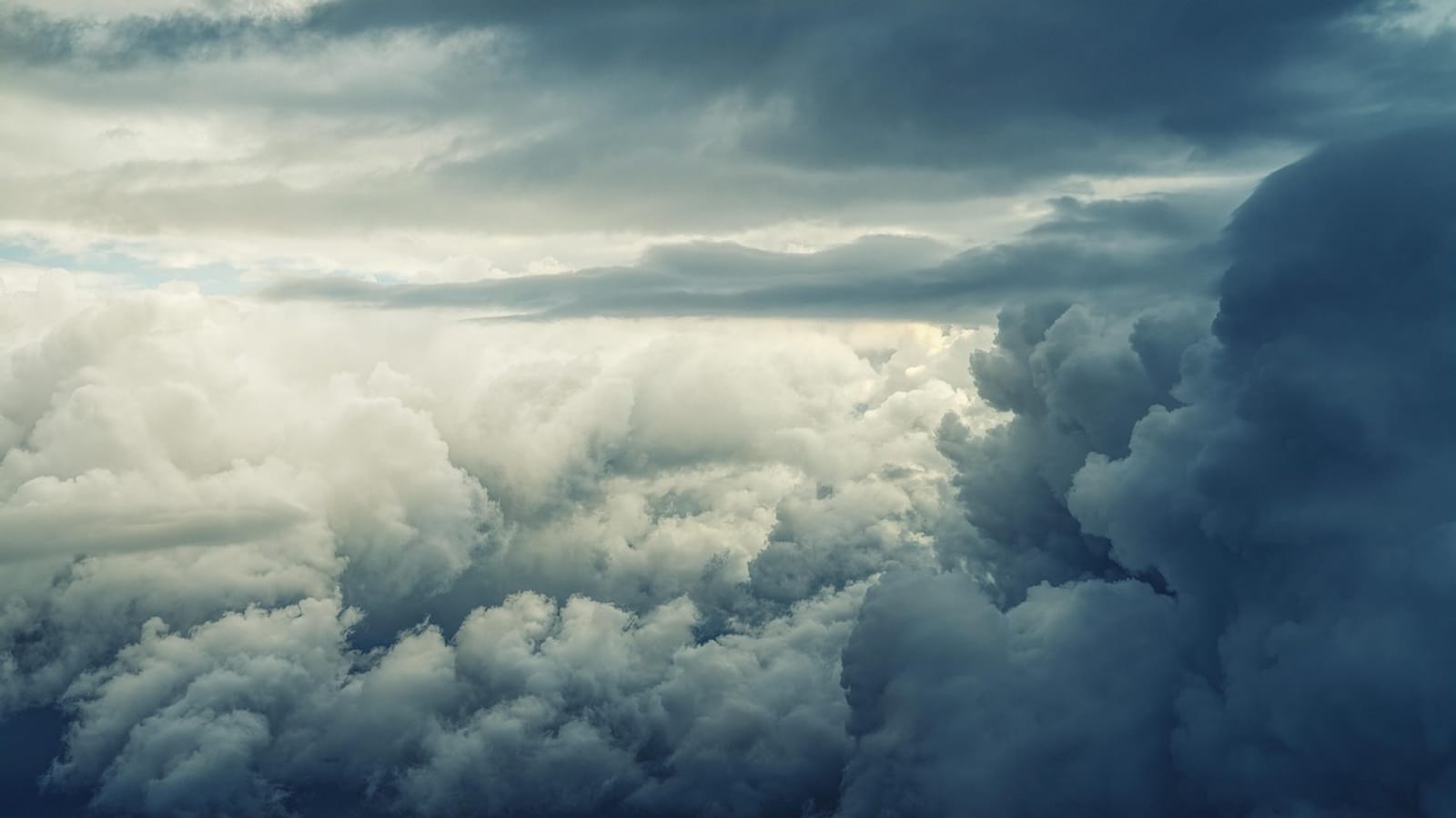 Céu tomado por nuvens escuras e carregadas, indicando a chegada de uma tempestade