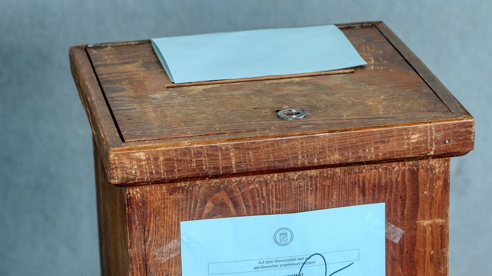 Imagem ilustrativa de uma tela de televisão exibindo um debate político, representando o último confronto entre candidatos antes do segundo turno