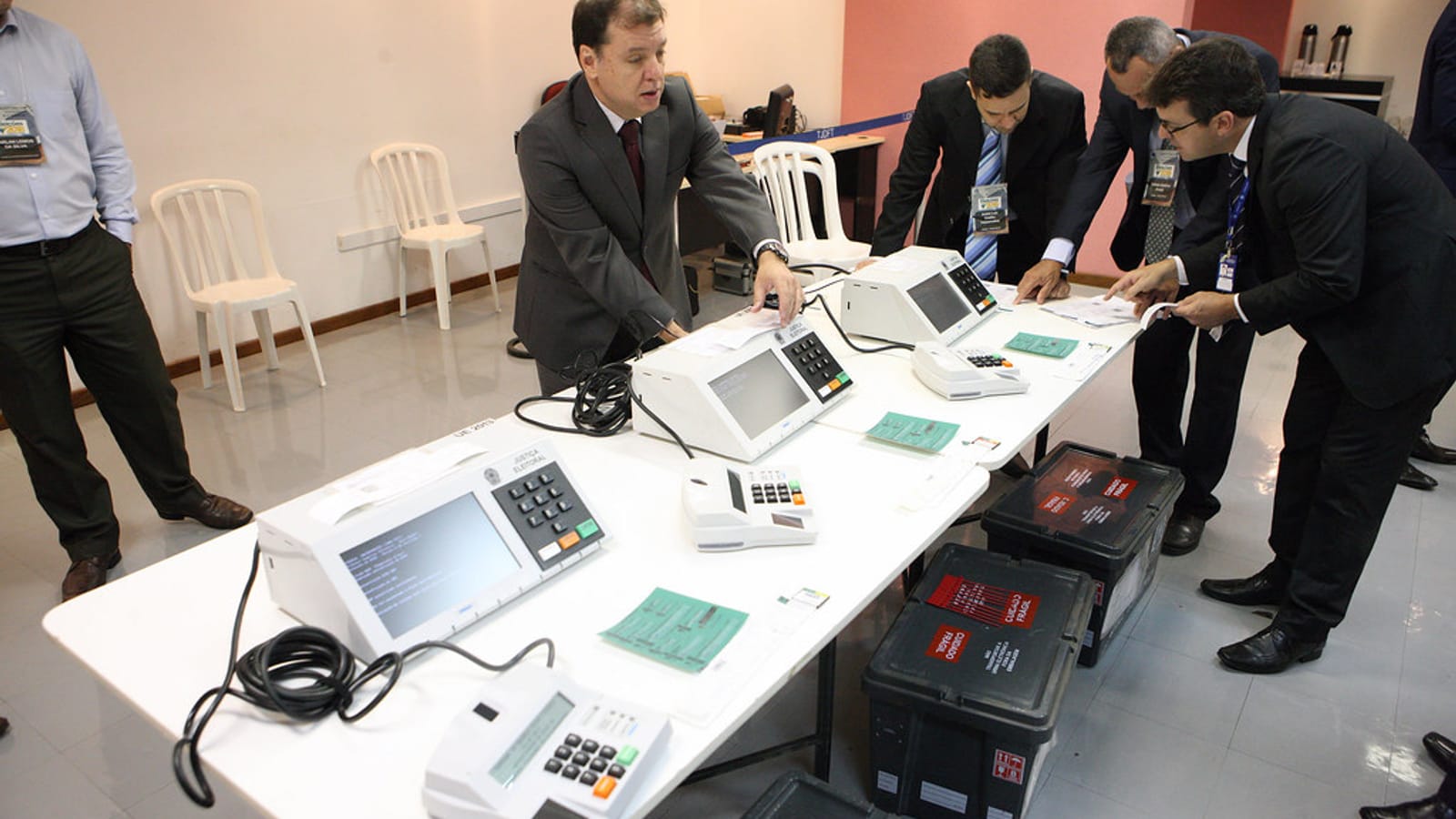 Urna eletrônica brasileira durante uma votação, representando a eleição presidencial de 2026