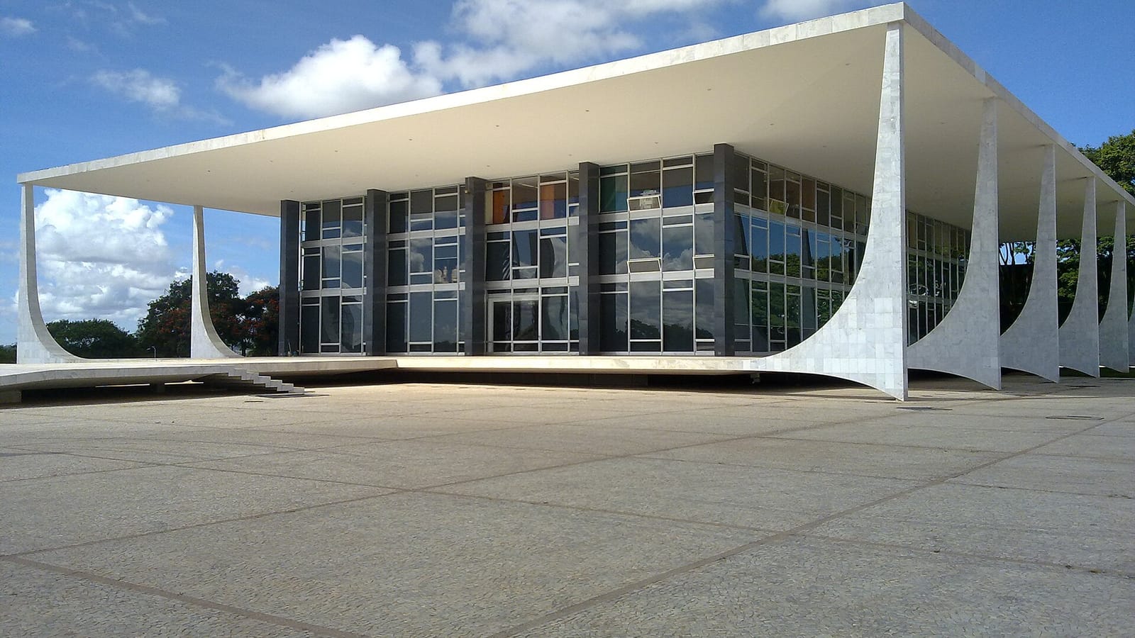 Vista do edifício do Supremo Tribunal Federal, em Brasília, representando a possibilidade de renovação de quatro cadeiras da Corte durante o próximo mandato presidencial