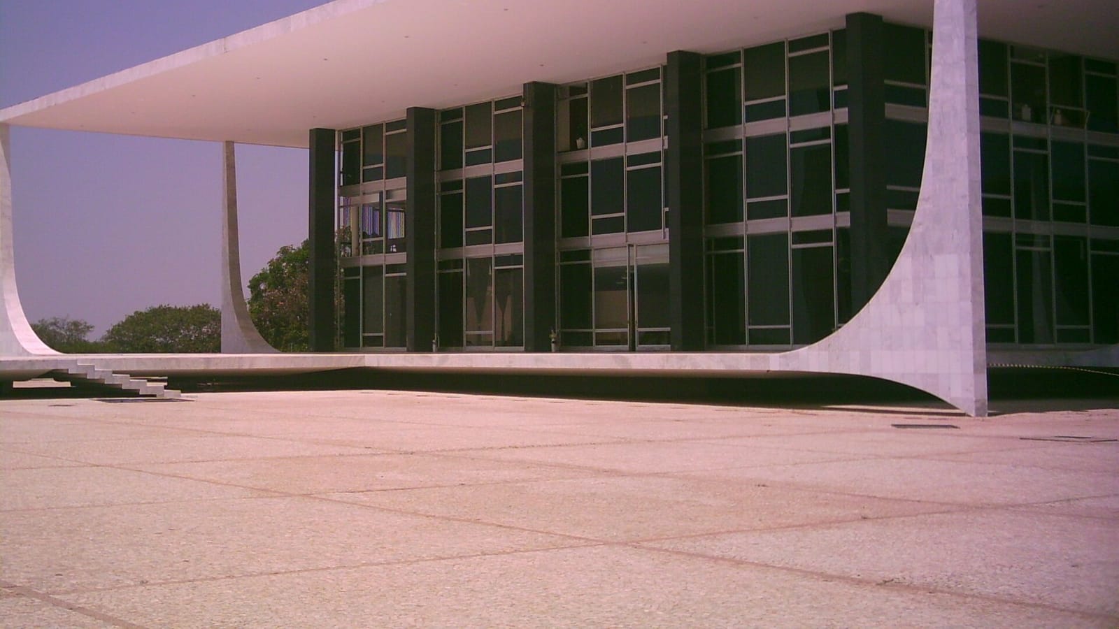 Fachada do Supremo Tribunal Federal, em Brasília, relacionada a decisão judicial sobre investigação financeira.