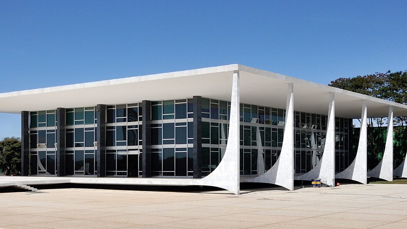 Passaporte brasileiro em primeiro plano, representando a decisão judicial que determinou a entrega dos documentos de Flávio Bolsonaro