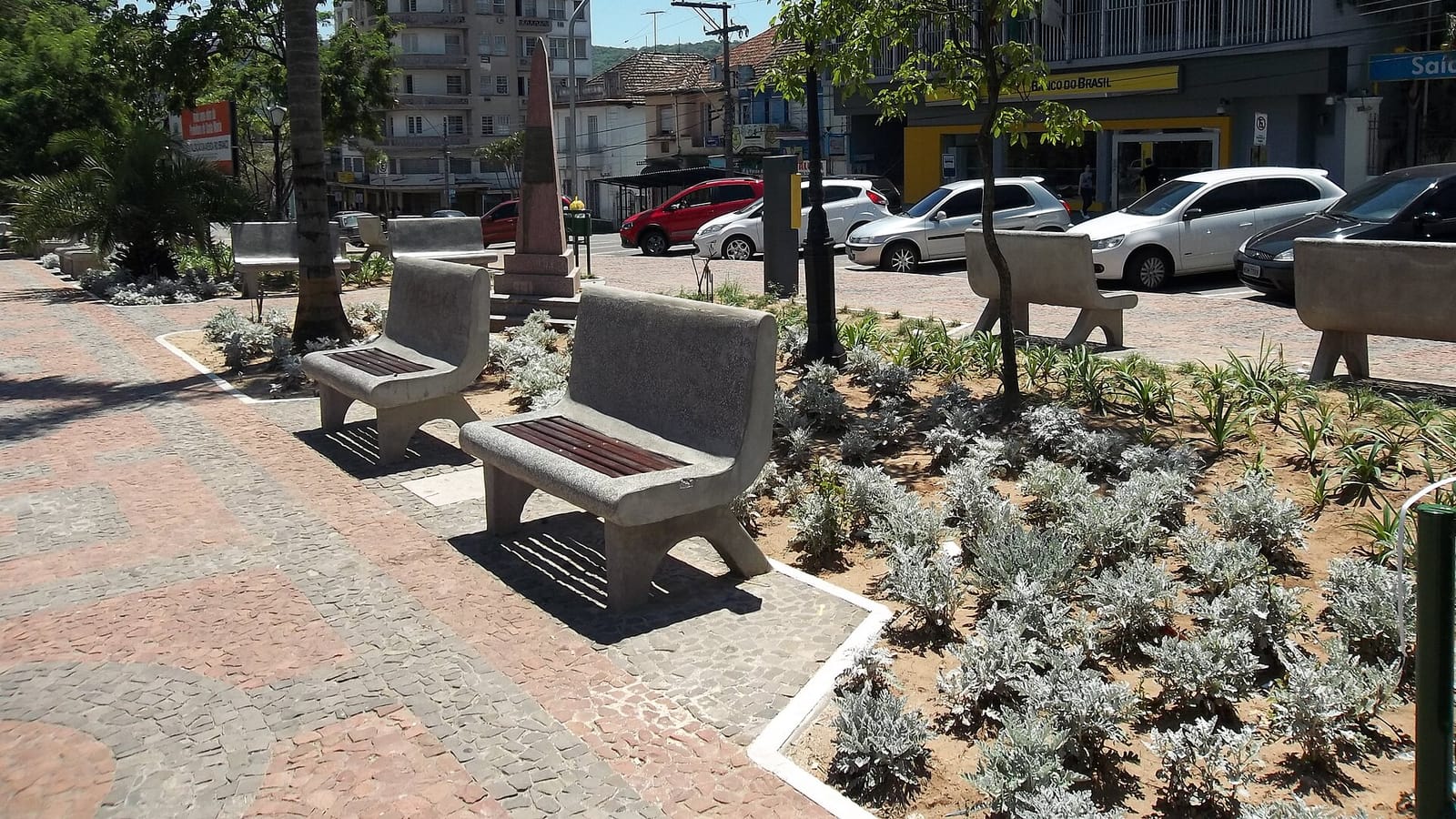 Imagem de flores em uma cerimônia de despedida, representando as homenagens ao comerciante Carlos Penalva, conhecido como Tio Carlos, em Santa Maria.