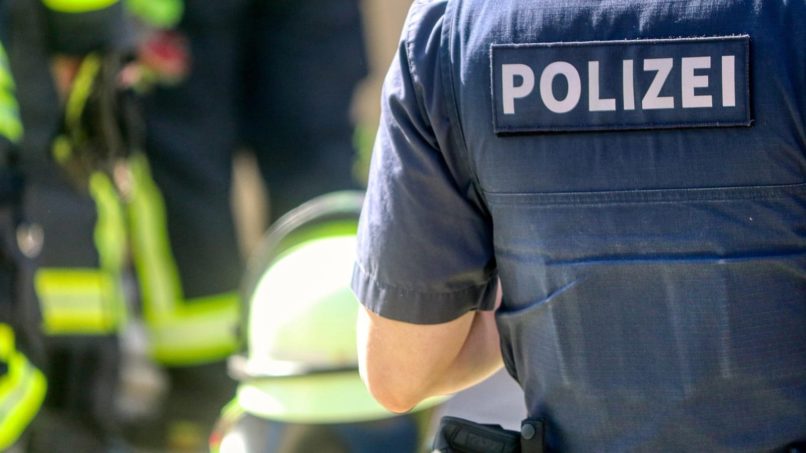 Policiais e viaturas durante operação de segurança pública em Santa Maria; a ação resultou em prisões e apreensão de drogas, munições, dinheiro e uma balança de precisão.