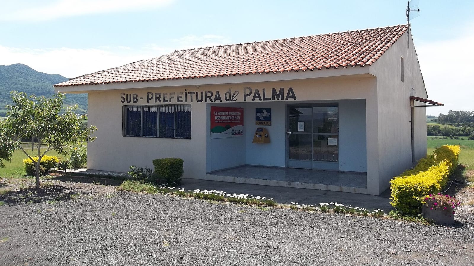 Ambulância do Samu em área urbana, representando a renovação da frota e a gestão dos serviços de saúde em Santa Maria.