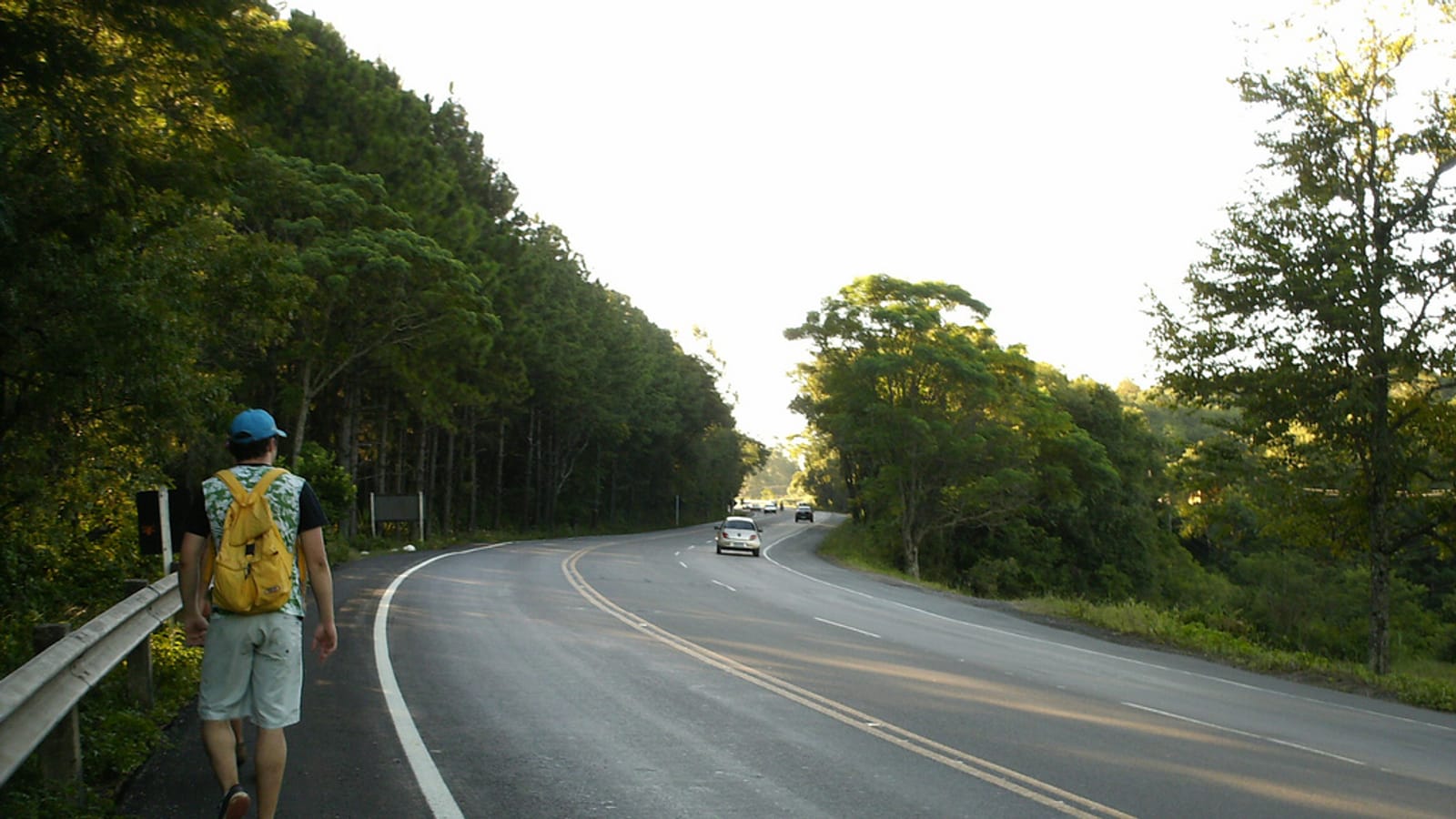 Viatura da Polícia Rodoviária Federal parada no acostamento de uma rodovia à noite
