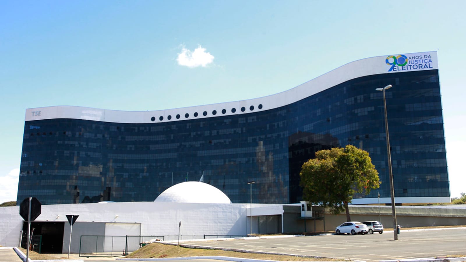 Urna eletrônica e documentos relacionados a processos da Justiça Eleitoral, representando a continuidade das disputas judiciais no TSE após a eleição.