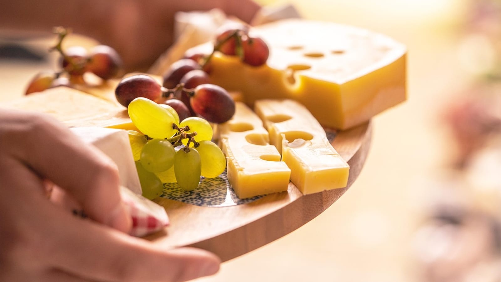 Variedades de queijos cortados e dispostos sobre uma mesa para degustação e avaliação