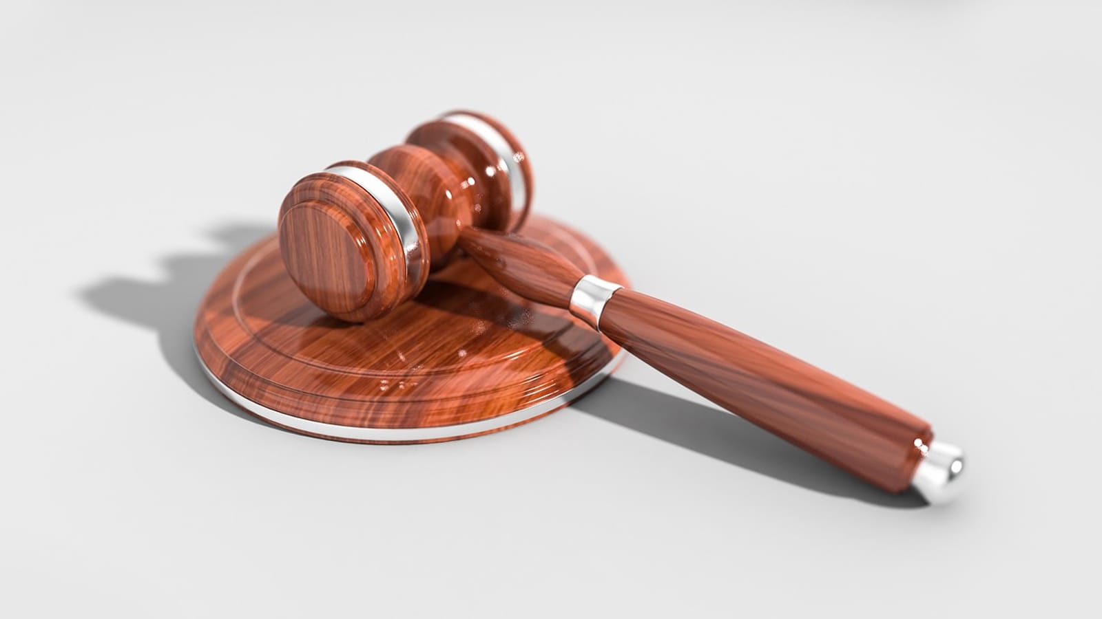 Imagem ilustrativa de um julgamento criminal, com documentos e ambiente de tribunal.