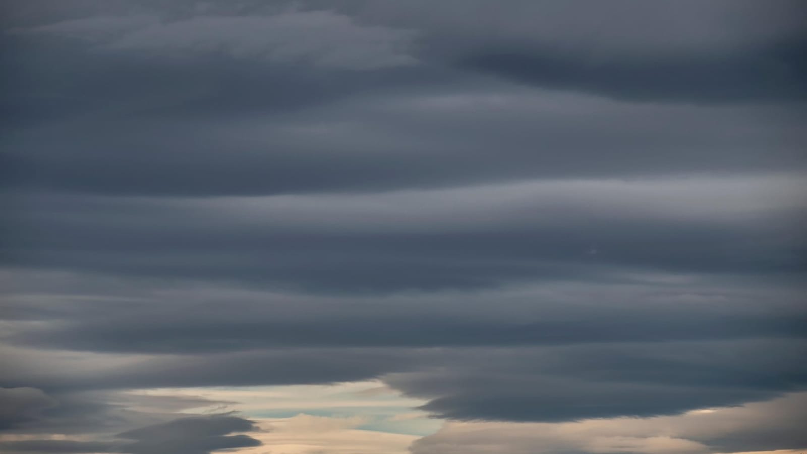 Céu com nuvens variadas sobre uma área urbana, representando a mudança do tempo entre o período de estabilidade e a chegada da chuva em Santa Maria.