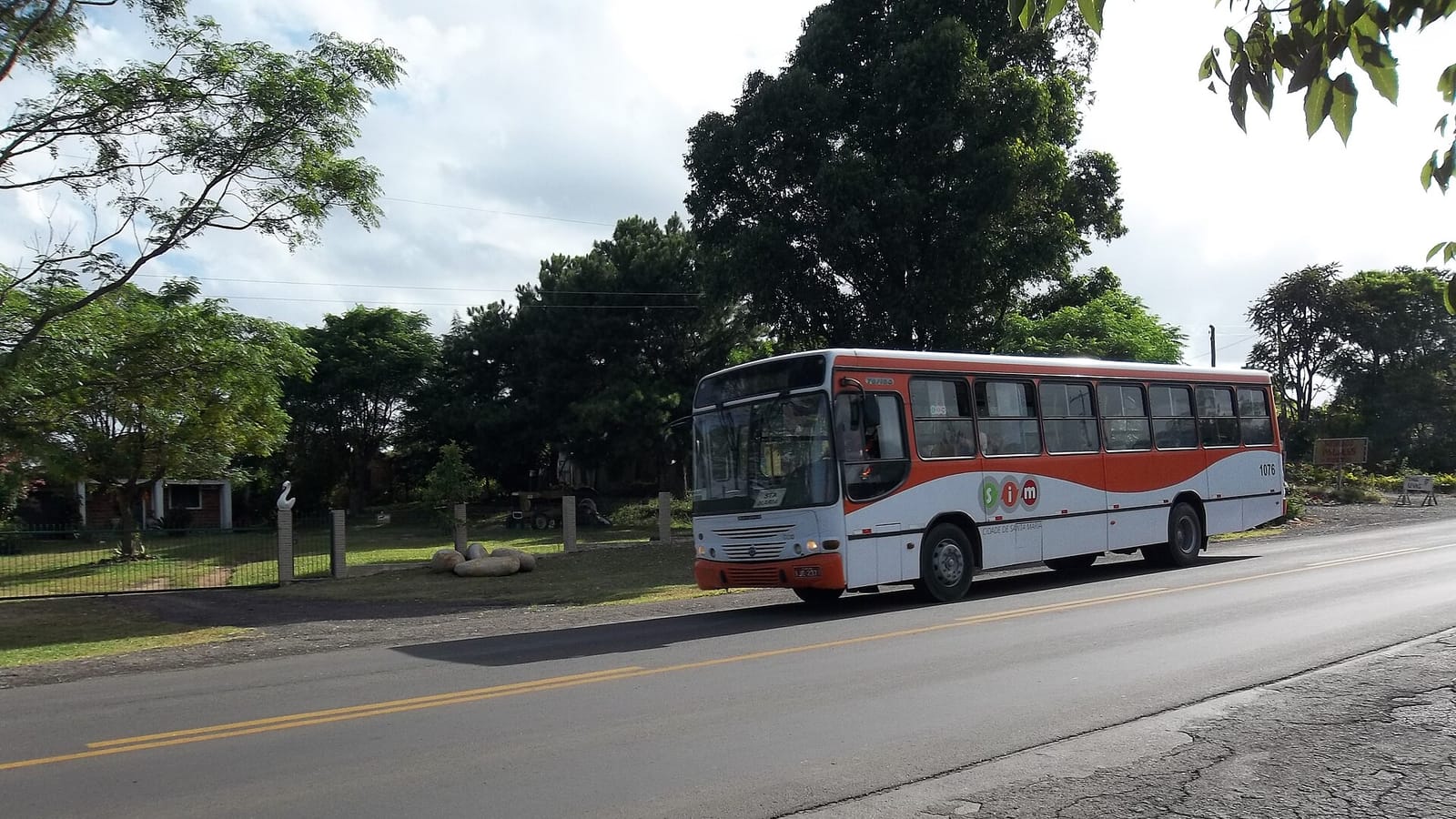 Ônibus do transporte coletivo urbano parado em uma rua da cidade