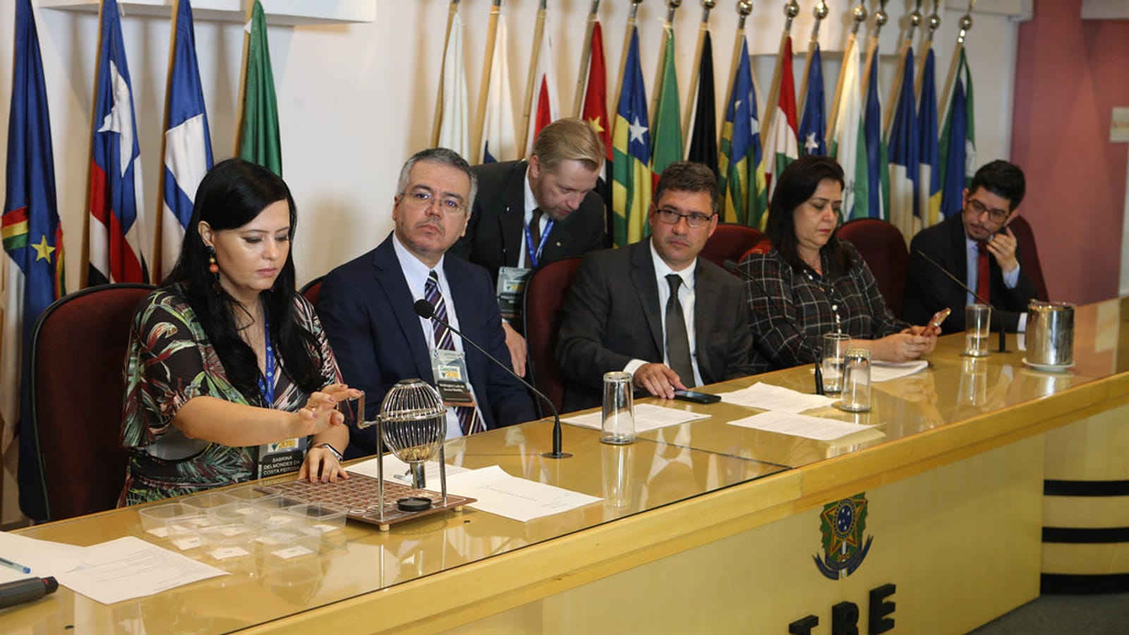 Urna eletrônica em funcionamento durante a votação em uma seção eleitoral.